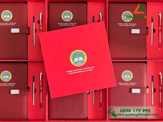 Bộ Quà Tặng (Sổ Dán Gáy+Bút) Màu Đỏ In Logo Trường Cao Đẳng Y Tế Đồng Tháp