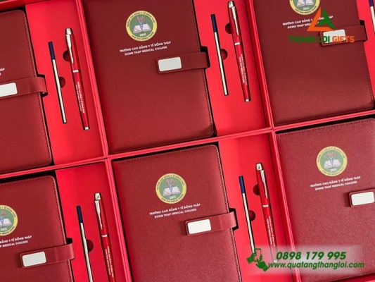 Bộ Quà Tặng (Sổ Dán Gáy+Bút) Màu Đỏ In Logo Trường Cao Đẳng Y Tế Đồng Tháp