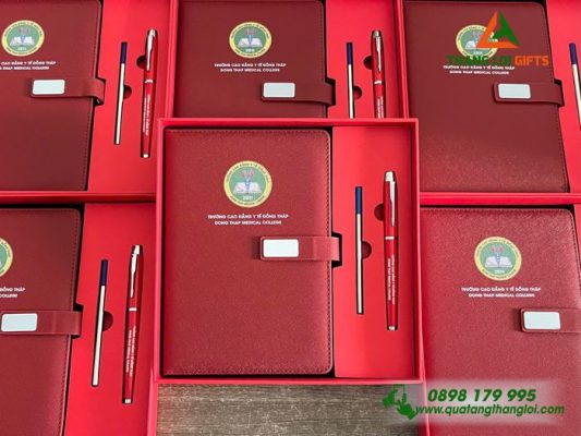 Bộ Quà Tặng (Sổ Dán Gáy+Bút) Màu Đỏ In Logo Trường Cao Đẳng Y Tế Đồng Tháp
