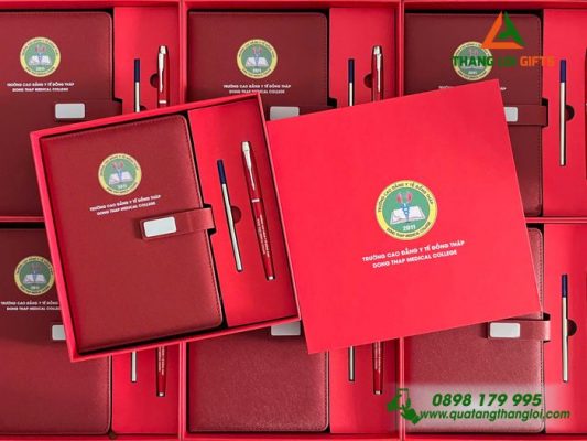 Bộ Quà Tặng (Sổ Dán Gáy+Bút) Màu Đỏ In Logo Trường Cao Đẳng Y Tế Đồng Tháp