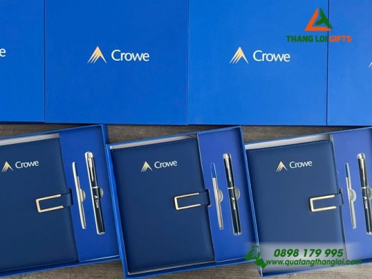 Set Quà Tặng (Sổ+Bút) Màu Xanh In Khắc Logo Doanh Nghiệp Crowe