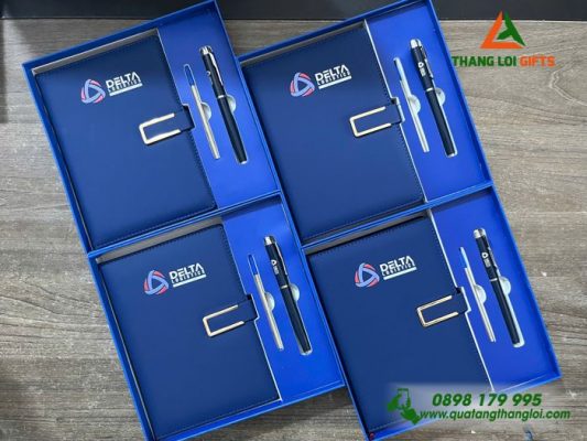 Bộ Quà Tặng (Sổ+Bút) Màu Xanh In Khắc Logo Doanh Nghiệp DELTA Logistics