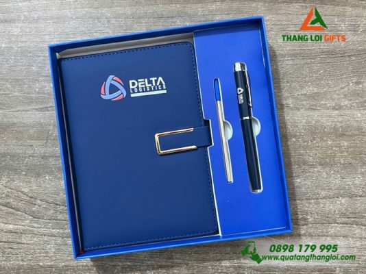Bộ Quà Tặng (Sổ+Bút) Màu Xanh In Khắc Logo Doanh Nghiệp DELTA Logistics