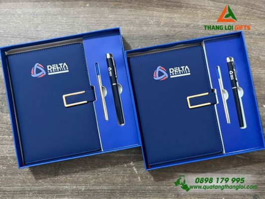 Bộ Quà Tặng (Sổ+Bút) Màu Xanh In Khắc Logo Doanh Nghiệp DELTA Logistics