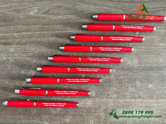 Bút Ký Kim Loại Màu Đỏ Khắc Logo Trường Cao Đẳng Y Tế Đồng Tháp