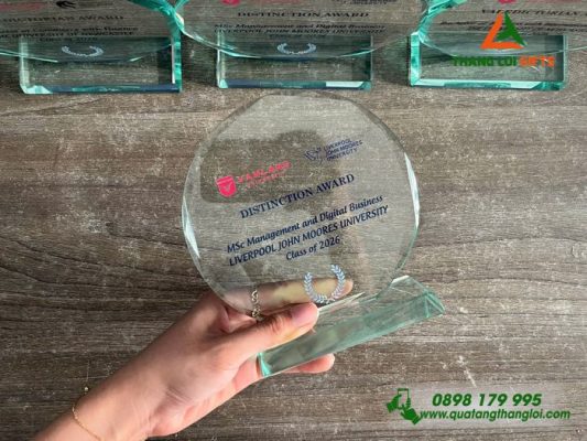 Cúp Thủy Tinh In Logo Trường Đại Học Văn Lang Làm Quà Tặng Vình Danh