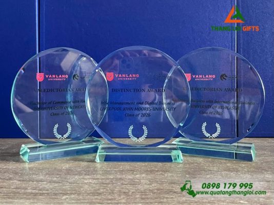 Cúp Thủy Tinh Tròn In Logo Trường Đại Học Văn Lang Làm Quà Tặng Vình Danh