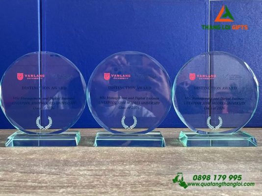 Cúp Thủy Tinh Tròn In Logo Trường Đại Học Văn Lang Làm Quà Tặng Vình Danh