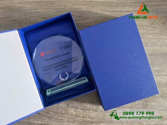 Cúp Thủy Tinh Tròn In Logo Trường Đại Học Văn Lang Làm Quà Tặng Vình Danh