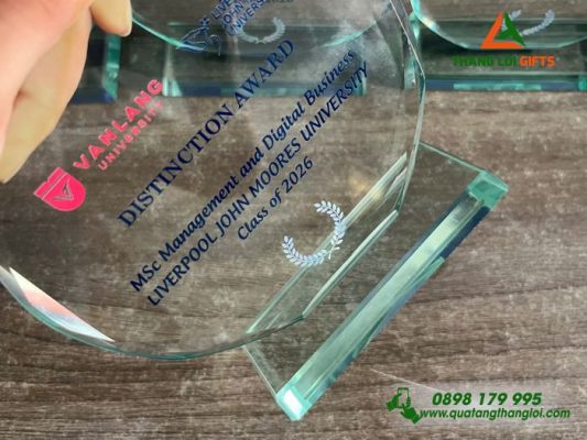 Cúp Thủy Tinh Tròn In Logo Trường Đại Học Văn Lang Làm Quà Tặng Vình Danh