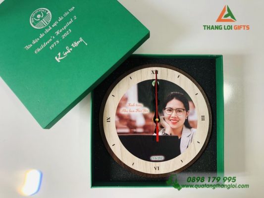 Đồng Hồ Gỗ Tròn In Logo Làm Quà Tặng Ngày Báo Chí Việt Nam
