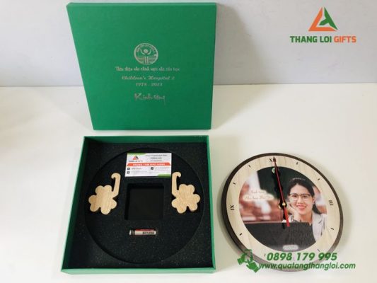 Đồng Hồ Gỗ Tròn In Logo Làm Quà Tặng Ngày Báo Chí Việt Nam