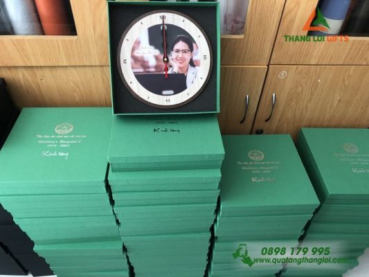 Đồng Hồ Gỗ Tròn In Logo Làm Quà Tặng Ngày Báo Chí Việt Nam