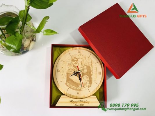 Đồng Hồ Gỗ Khắc Hình Theo Yêu Cầu Làm Quà Tặng