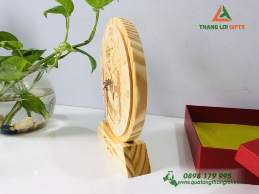 Đồng Hồ Gỗ Khắc Hình Theo Yêu Cầu Làm Quà Tặng