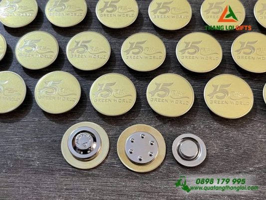 Huy Hiệu Cài Áo In Khắc Logo 15 Năm Green World