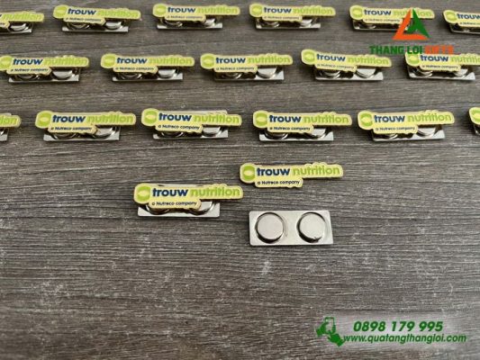 Huy Hiệu Cài Áo In Khắc Logo Doanh Nghiệp Trow Nutrition
