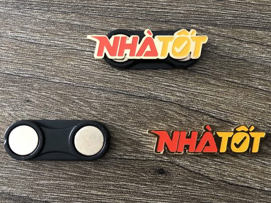 Huy Hiệu Cài Áo In Khắc Logo Nhà Tốt