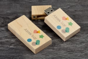 UGT 06 - USB Vỏ gỗ nắp đẩy in logo quà tặng