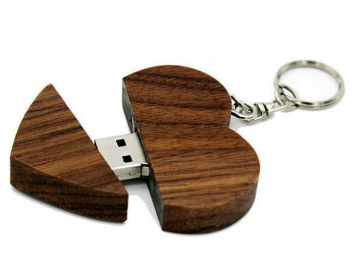 UGT 09 - USB Vỏ gỗ Trái Tim in logo