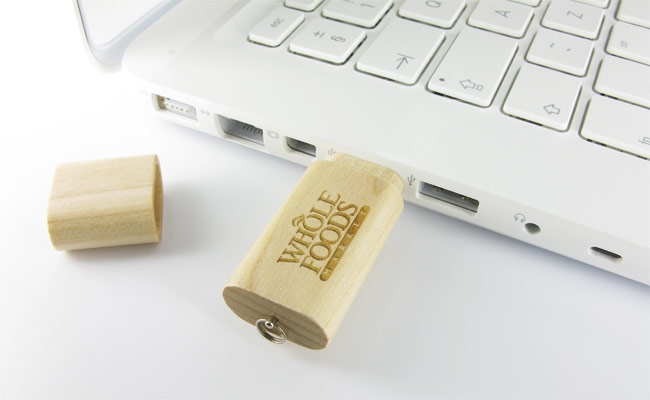 UGT 15 - USB Vỏ gỗ nắp đẩy khắc logo quà tặng
