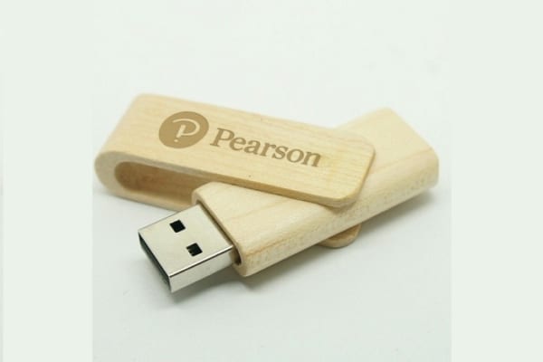 UGT 19 - USB Gỗ xoay in logo quà tặng khách hàng 