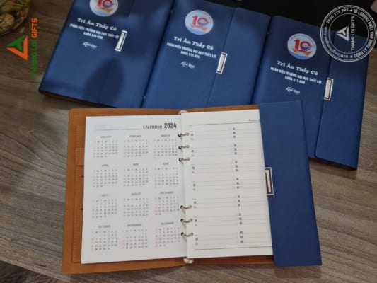 Sổ tay bìa còng in logo theo yêu cầu (2)
