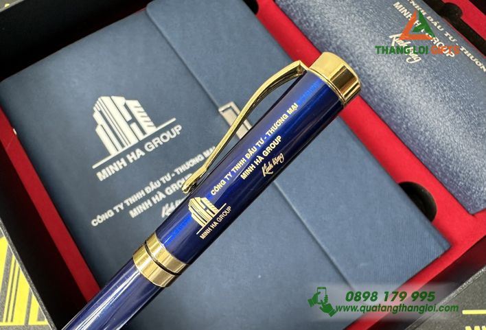 Bút ký kim loại Màu xanh khoen vàng - Khắc logo MINH HÀ GROUP
