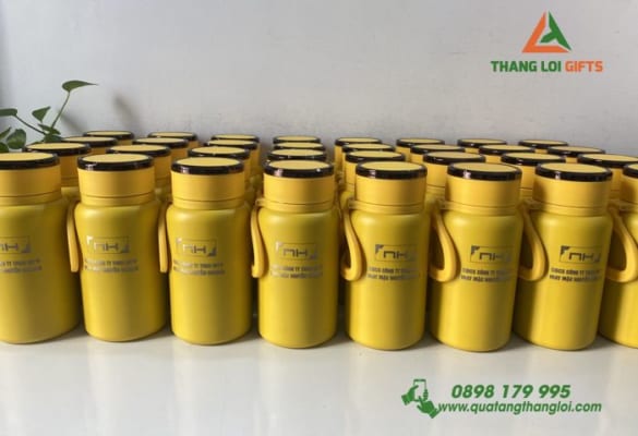 Bình giữ nhiệt 1000ml Màu vàng Có quai xách Khắc logo Công ty May mặc NGUYỄN HOÀNG