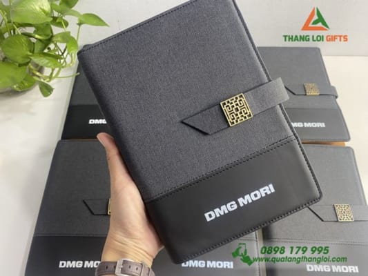 Sổ tay bìa còng Có quai cài nam châm In logo DMG MORI