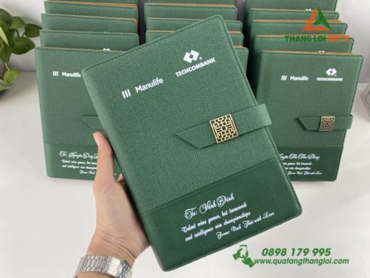 Sổ tay bìa còng có quai cài Màu xanh lá cây In logo doanh nghiệp Manulife &Techcombank