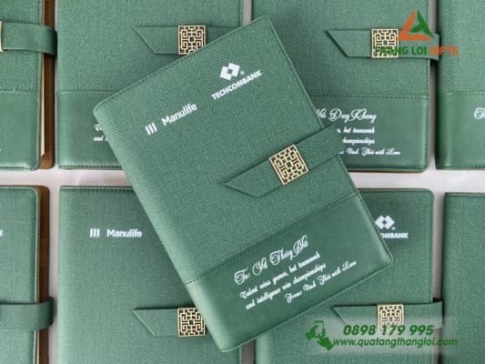 Sổ tay bìa còng có quai cài Màu xanh lá cây In logo doanh nghiệp Manulife &Techcombank