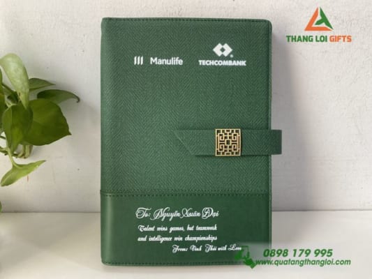 Sổ tay bìa còng có quai cài Màu xanh lá cây In logo doanh nghiệp Manulife &Techcombank