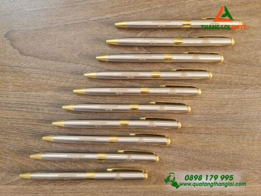 Bút Kim Loại Bạc Khoen Vàng Khắc Logo Trường Học UEF