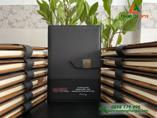 Sổ Tay Bìa Còng In Ấn Tên Trường BMTU Làm Qùa Tặng Tri Ân Thầy Cô 