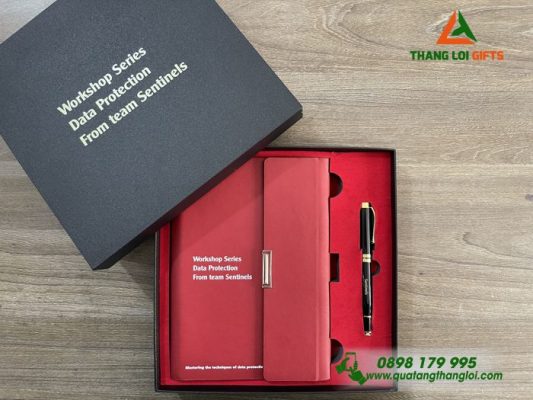 Bộ Qùa Tặng Giftset Sổ tay Da Bìa Còng + Bút Ký Kim Loại  In Khắc Logo Sentinels 