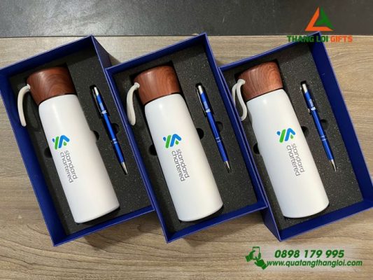 Bộ Quà Tặng (Bình Giữ Nhiệt Nắp Vân Gỗ + Bút Ký) – In Khắc Logo Doanh Nghiệp Standard Chartered