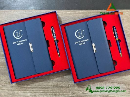 Set Quà Tặng (Sổ + Bút) Màu Xanh – In Khắc Logo Doanh Nghiệp Hằng Huy
