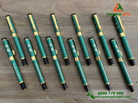 Bút Ký Kim Loại Màu Xanh Lá – Khắc Logo 35 Năm Trường Đại Học GTVT