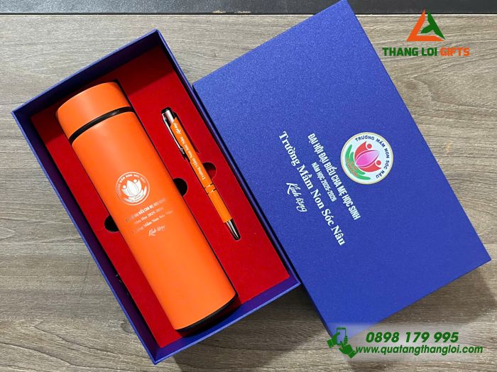 Bo Qua Tang (Binh & But) Mau Cam - In Khac Logo Truong Mam Non Soc Nau Lam Qua 20-11 (7) GST 93 – Combo Quà Tặng (Bình Giữ Nhiệt + Bút Ký) - In Khắc Logo Làm Quà Tri Ân
