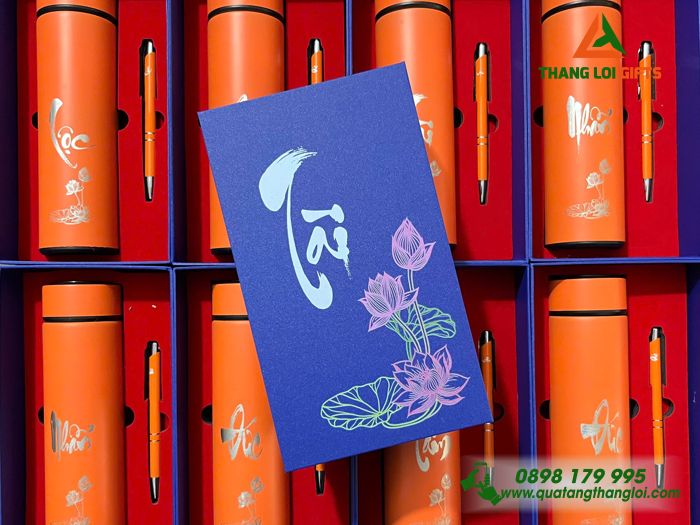 Bo Qua Tang (Binh & But) Mau Cam - In Khac Noi Dung Tri An Thay Co Ngay 20-11 (6) GST 93 – Combo Quà Tặng (Bình Giữ Nhiệt + Bút Ký) - In Khắc Logo Làm Quà Tri Ân