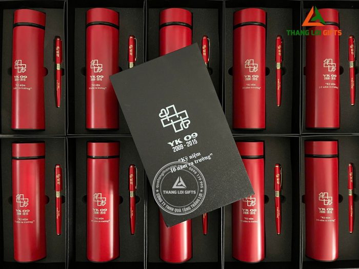 GST 92 – Bộ quà tặng (Bình Giữ Nhiệt + Bút Ký) Màu Đỏ - In Khắc Logo Kỷ Niệm 10 Năm Ra Trường