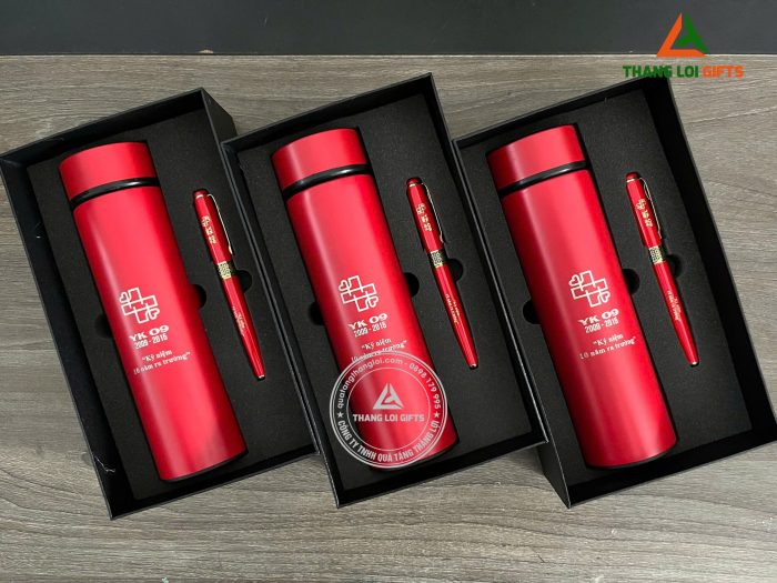GST 92 – Bộ quà tặng (Bình Giữ Nhiệt + Bút Ký) Màu Đỏ - In Khắc Logo Kỷ Niệm 10 Năm Ra Trường