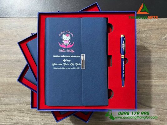 Bộ Quà Tặng (Sổ+Bút) - In Khắc Logo Trường Mầm Non Mèo Kitty