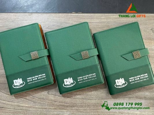 Sổ Da Bìa Còng – Ép Kim Bạc Logo Trường Cao Đẳng Miền Nam