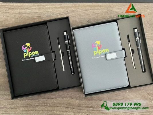 Bộ Quà Tặng (Sổ Dán Gáy+Bút) - In Khắc Logo Trường Pippon Academy