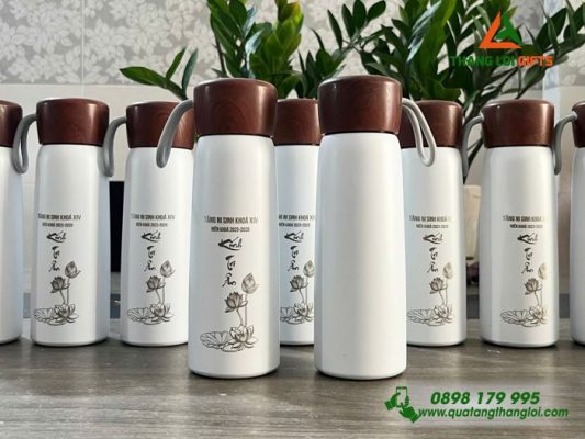 Bình Giữ Nhiệt Nắp Vân Gỗ 500ml Màu Trắng Khắc Hình Ảnh Hoa Sen