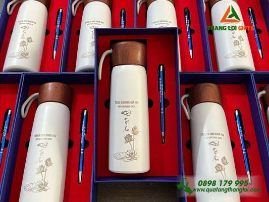 Set Quà Tặng (Bình Nắp Gỗ+Bút) In Khắc Hình Ảnh Tăng Ni Sinh Khóa XIV
