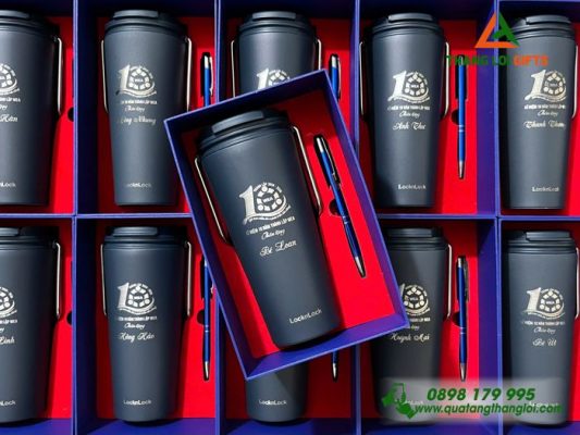 Combo Quà Tặng (Ly Lock&Lock+Bút Ký) In Khắc Logo Trung Tâm Tiếng Anh Tây Âu Mỹ
