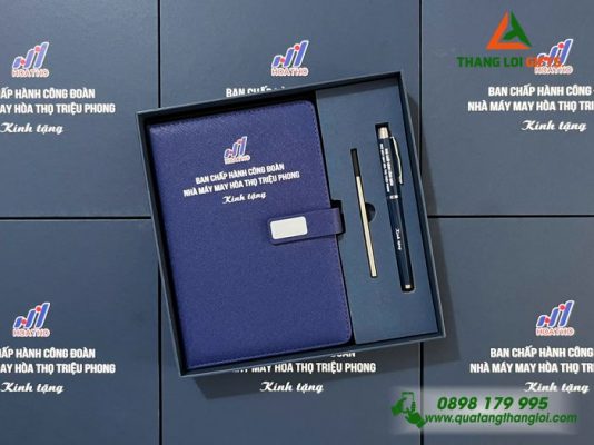 Set Quà Tặng (Sổ Dán Gáy+Bút) In Khắc Logo Công Đoàn Nhà Máy May Hòa Thọ Triệu Phong